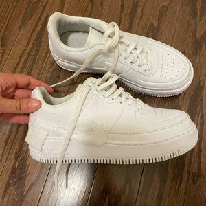 Womens Nike 7.5 tennis shoes white - so versatile and trendy